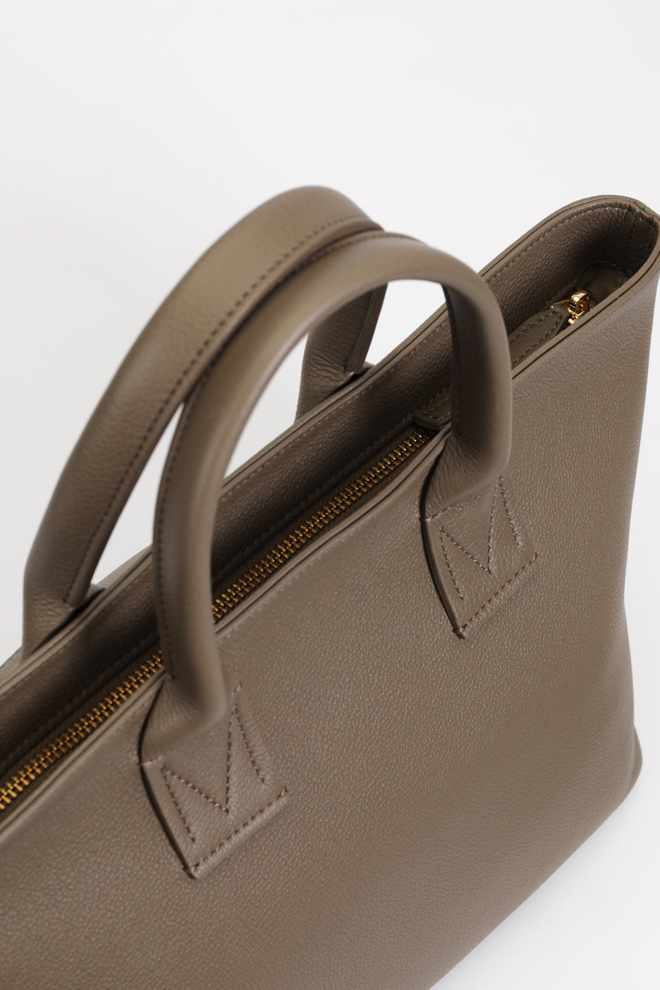 Victoria Medium Warm Grey